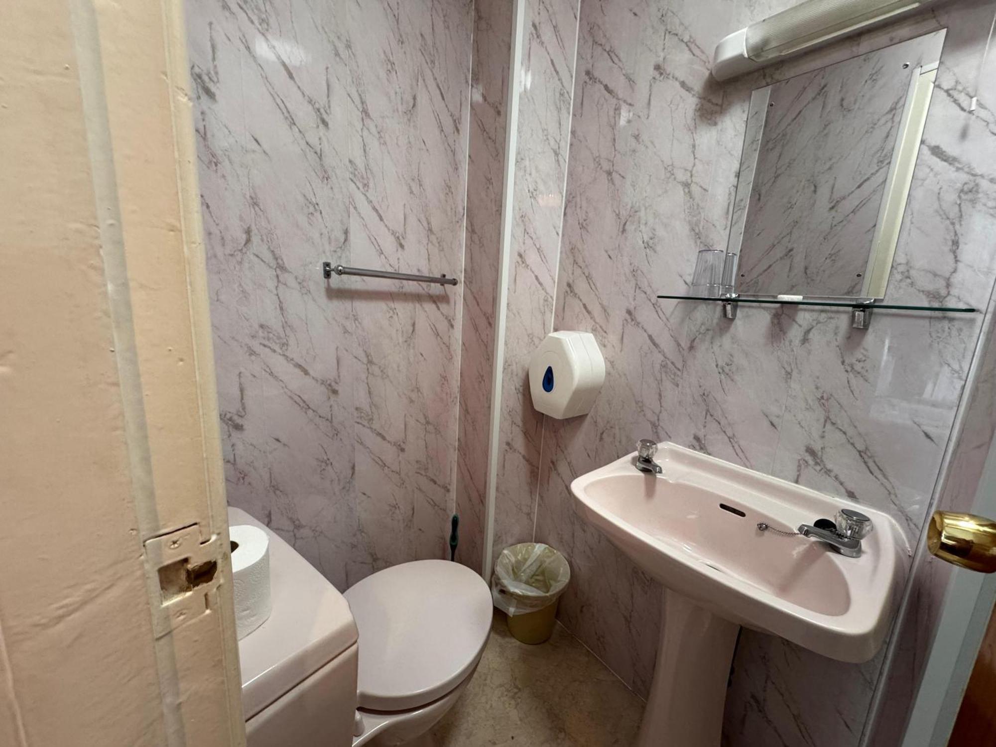 Hotel Oyo Delton Pleasure 4*